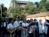 Vor dem Festumzug 2002 in Bretten: Die Gitarren waren leider verschwunden, da sind uns der Mandolinist und ein junger Trommler zugelaufen.